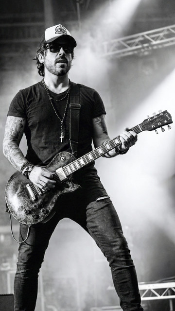 Roger Benet playing guitar live